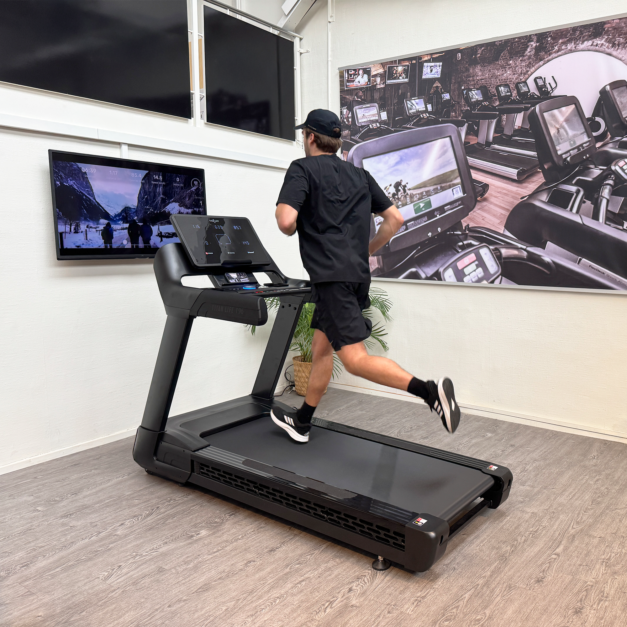 DEMO - TITAN LIFE Treadmill T96 