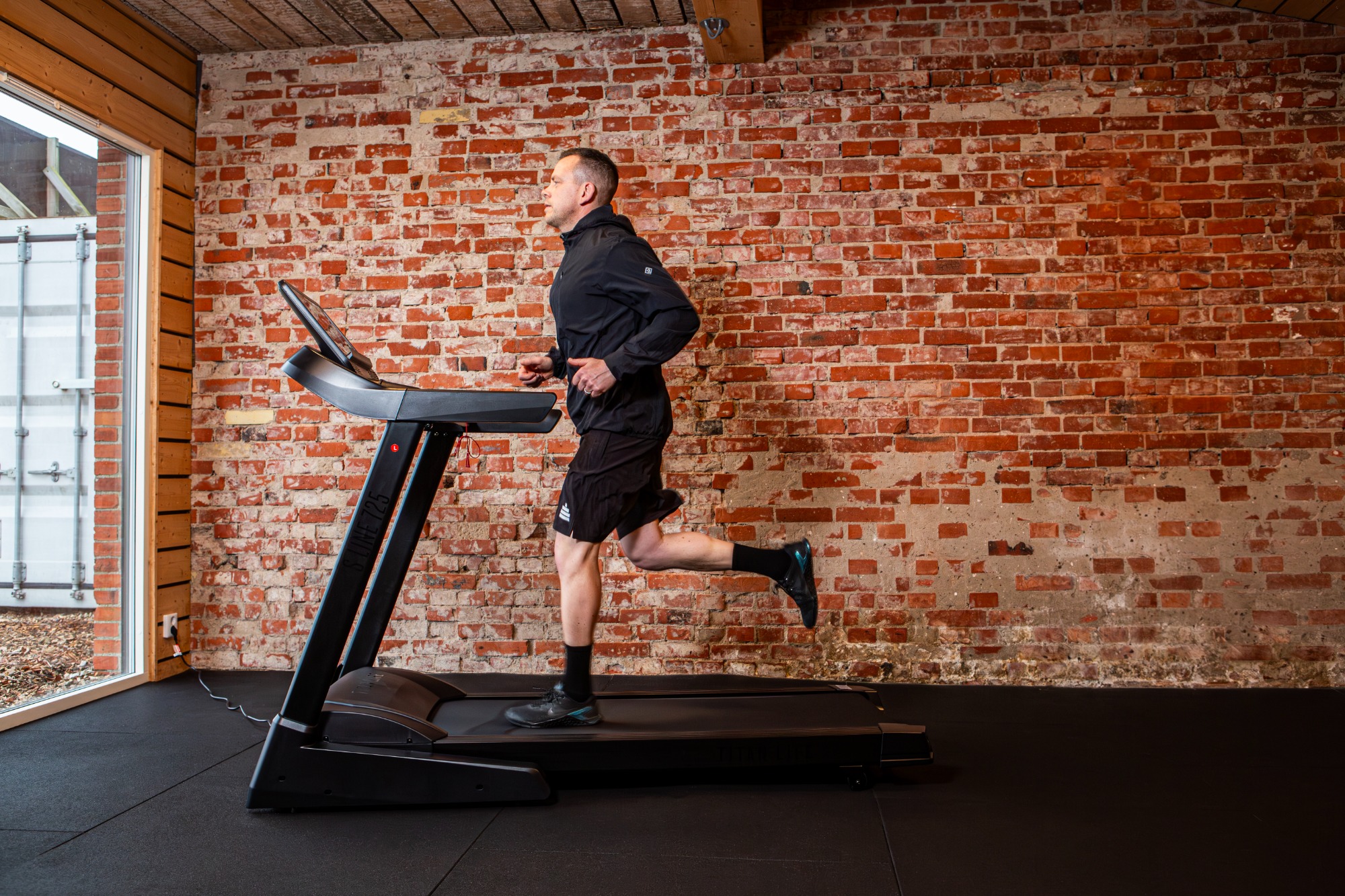 Demo - TITAN LIFE S Line 725 Treadmill 