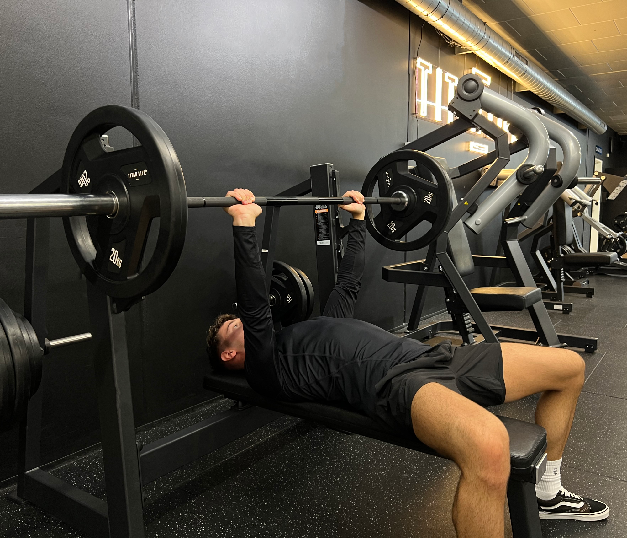 Demo - TITAN LIFE PRO Evost II Flat Bench 